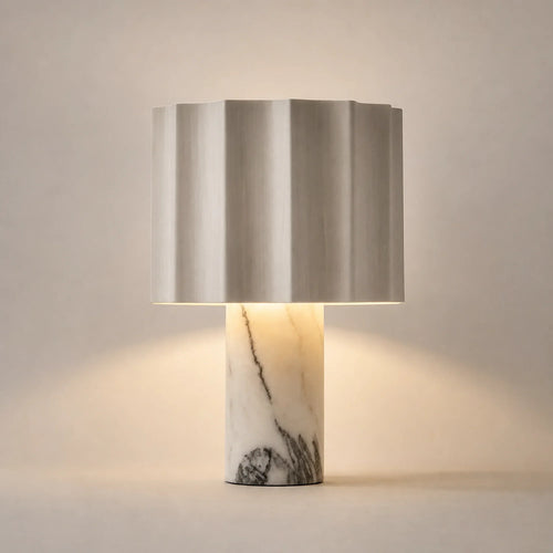 Bølgekantet bordlampe i marmor Ravella