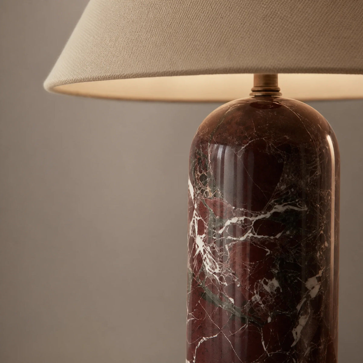Konisk bordlampe i marmor Verona