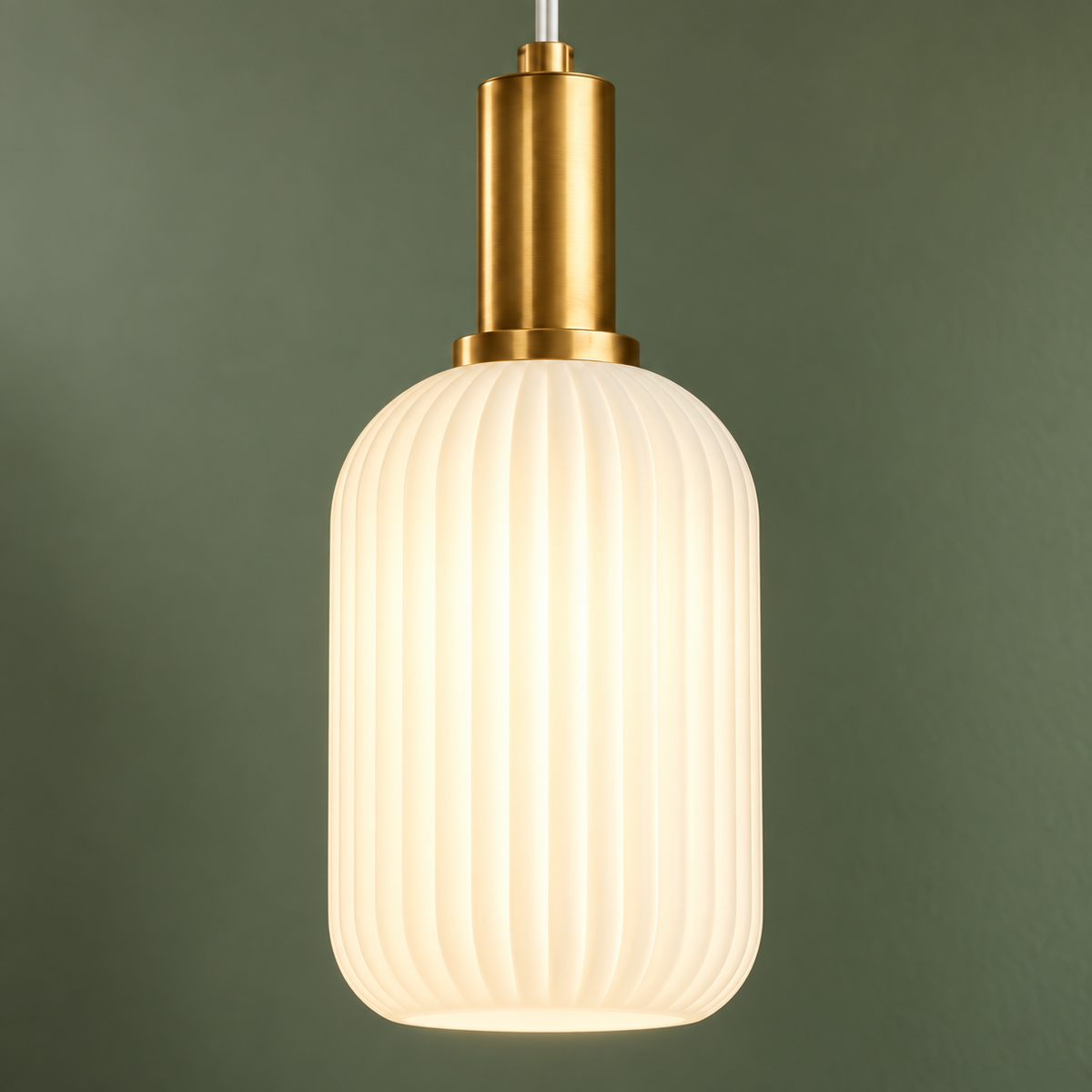 Loftlampe i opalglas og messing Opalia